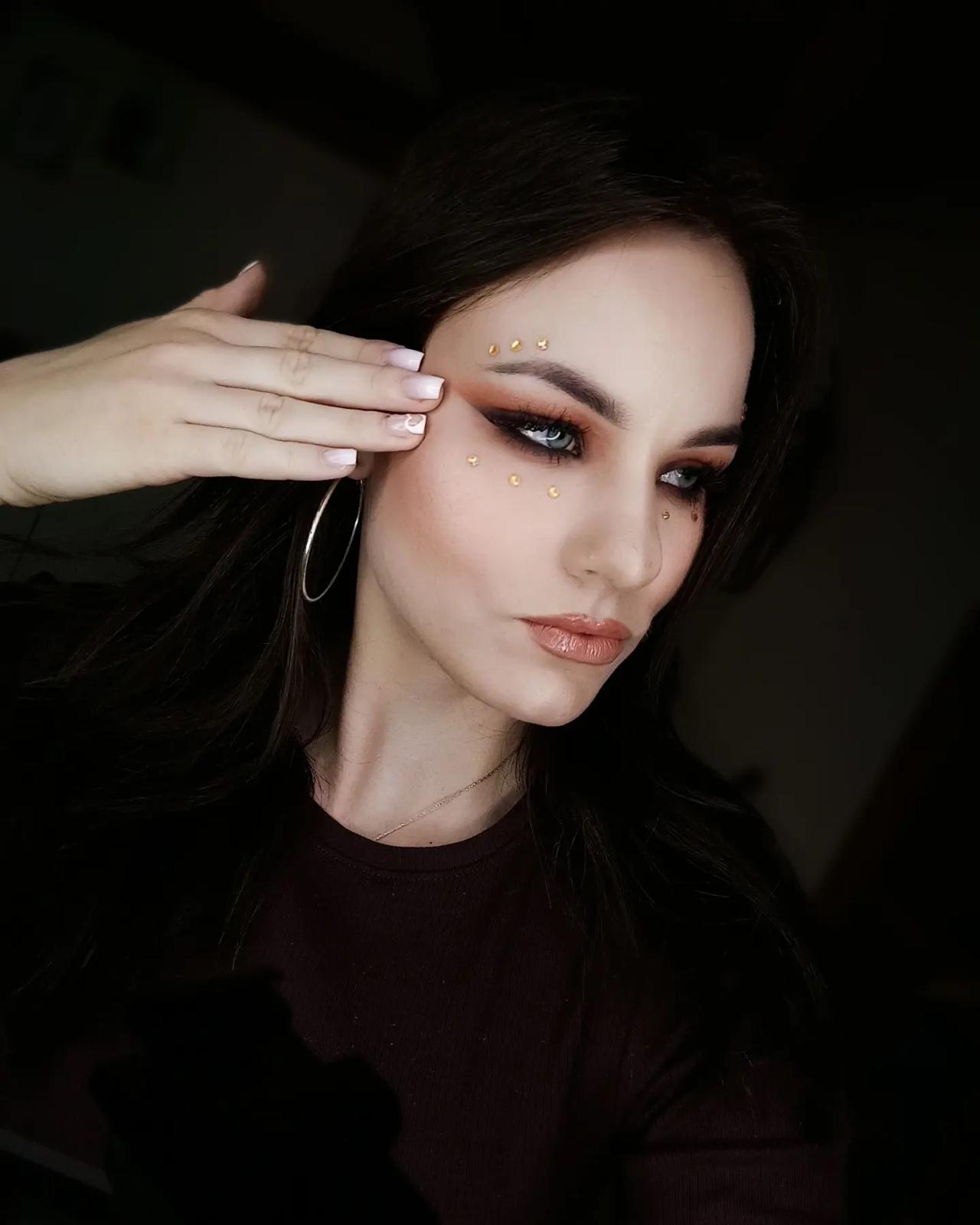 Výrazné líčenie s trblietkami
